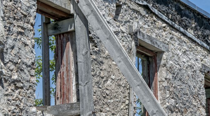 Exploring an Elora ruin