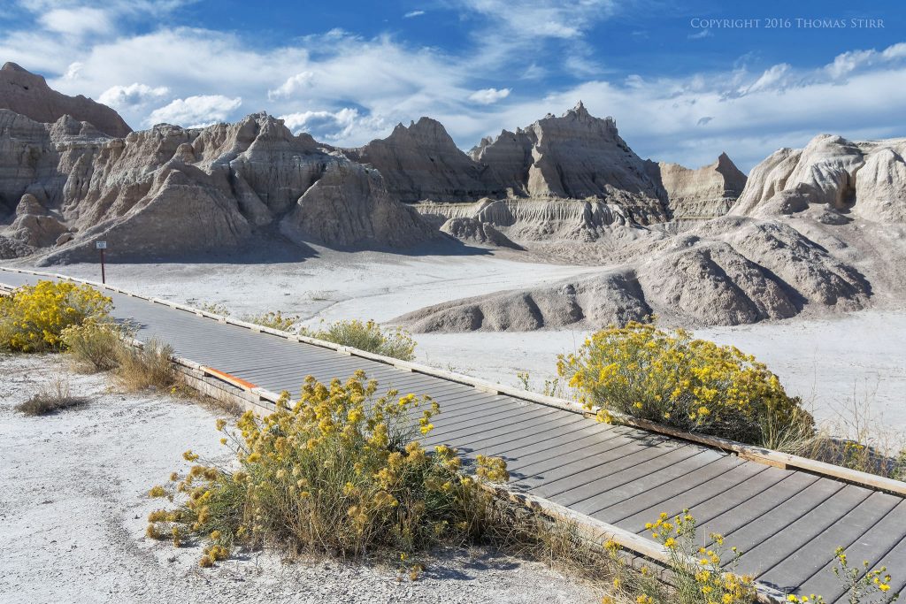 Nikon 1 J5 + 1 Nikon 10-100mm f/4-5.6 @ 10mm, efov 27mm, f/8, 1/500 sec, ISO-160. Badlands National Park, South Dakota.